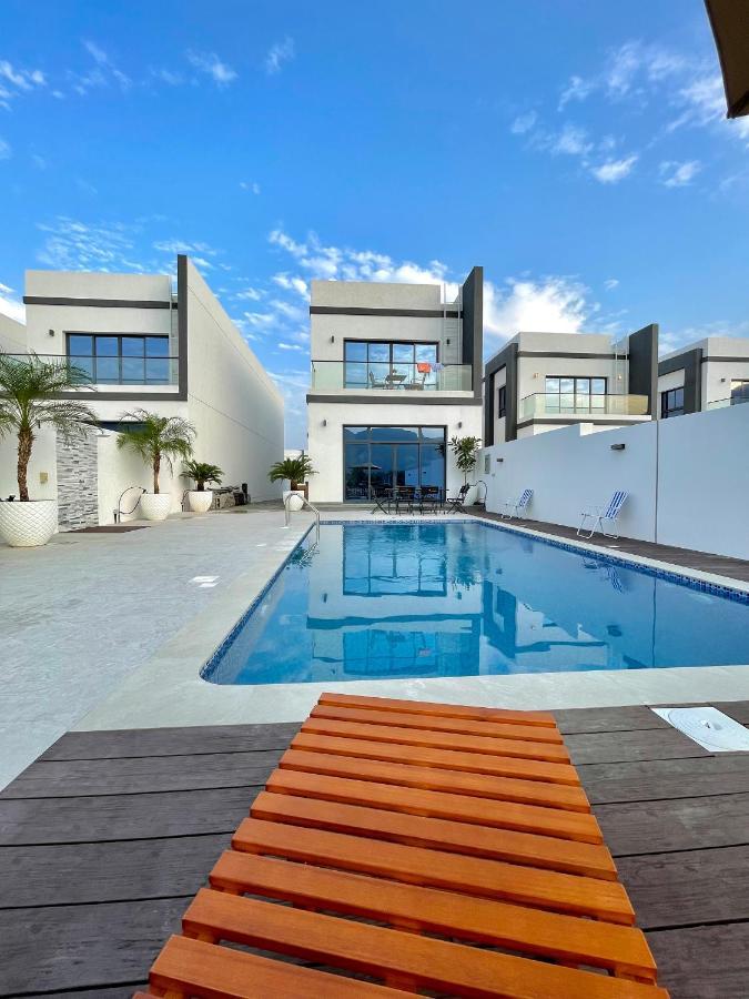 Iconic 4-Bedroom Villa With Pool In Fujairah Palm Kültér fotó