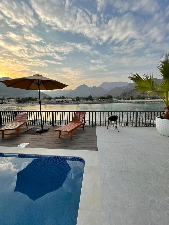 Iconic 4-Bedroom Villa With Pool In Fujairah Palm Kültér fotó