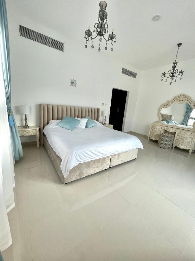 Iconic 4-Bedroom Villa With Pool In Fujairah Palm Kültér fotó